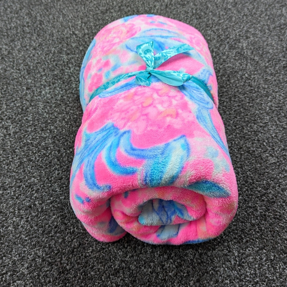 Lilly Pulitzer Blanket Paradise Blanket in Prosecco Pinking Positive